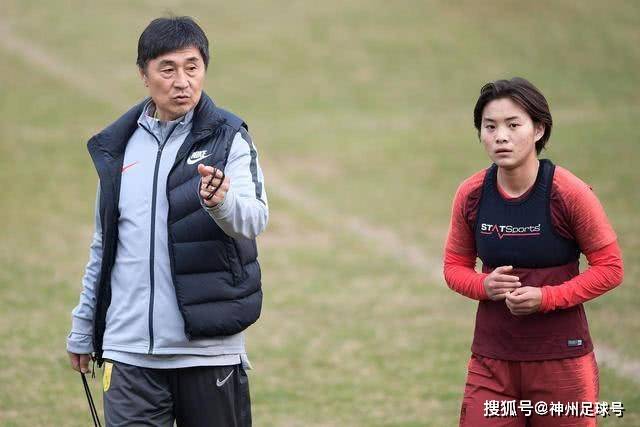 中国男足遭遇三连败 主帅邵佳一面临压力